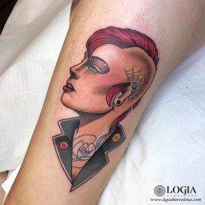 tatuaje-pierna-mujer-punk-color-logia-barcelona-ester-sans 